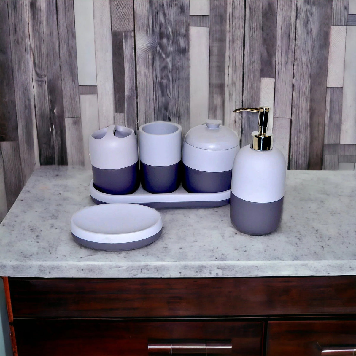 Ensemble d'accessoires de salle de bain gris avec plateau de courtoisie