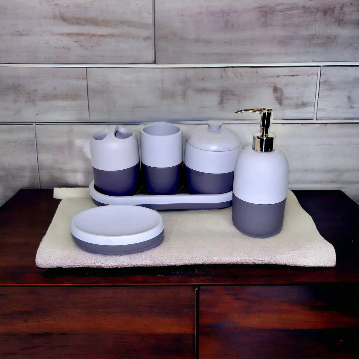 Ensemble d'accessoires de salle de bain gris avec plateau de courtoisie