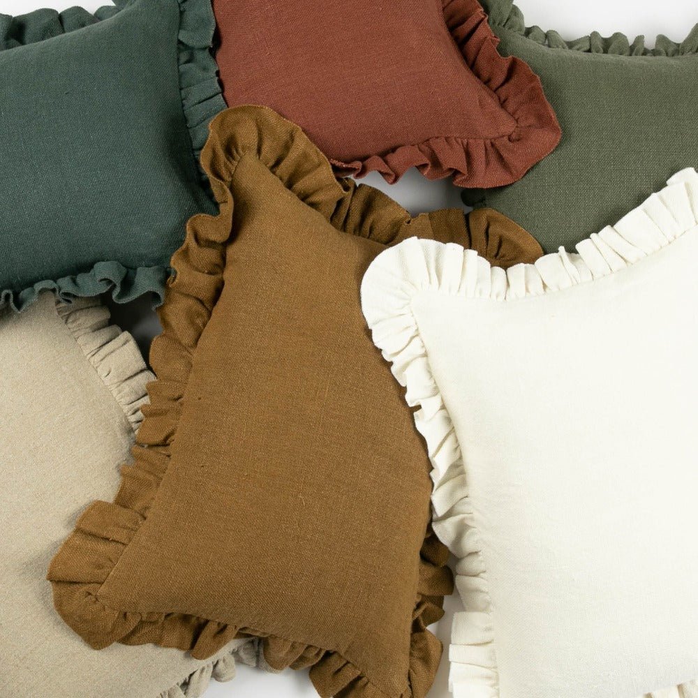 Housse de coussin Anita en lin uni, à volants moutarde