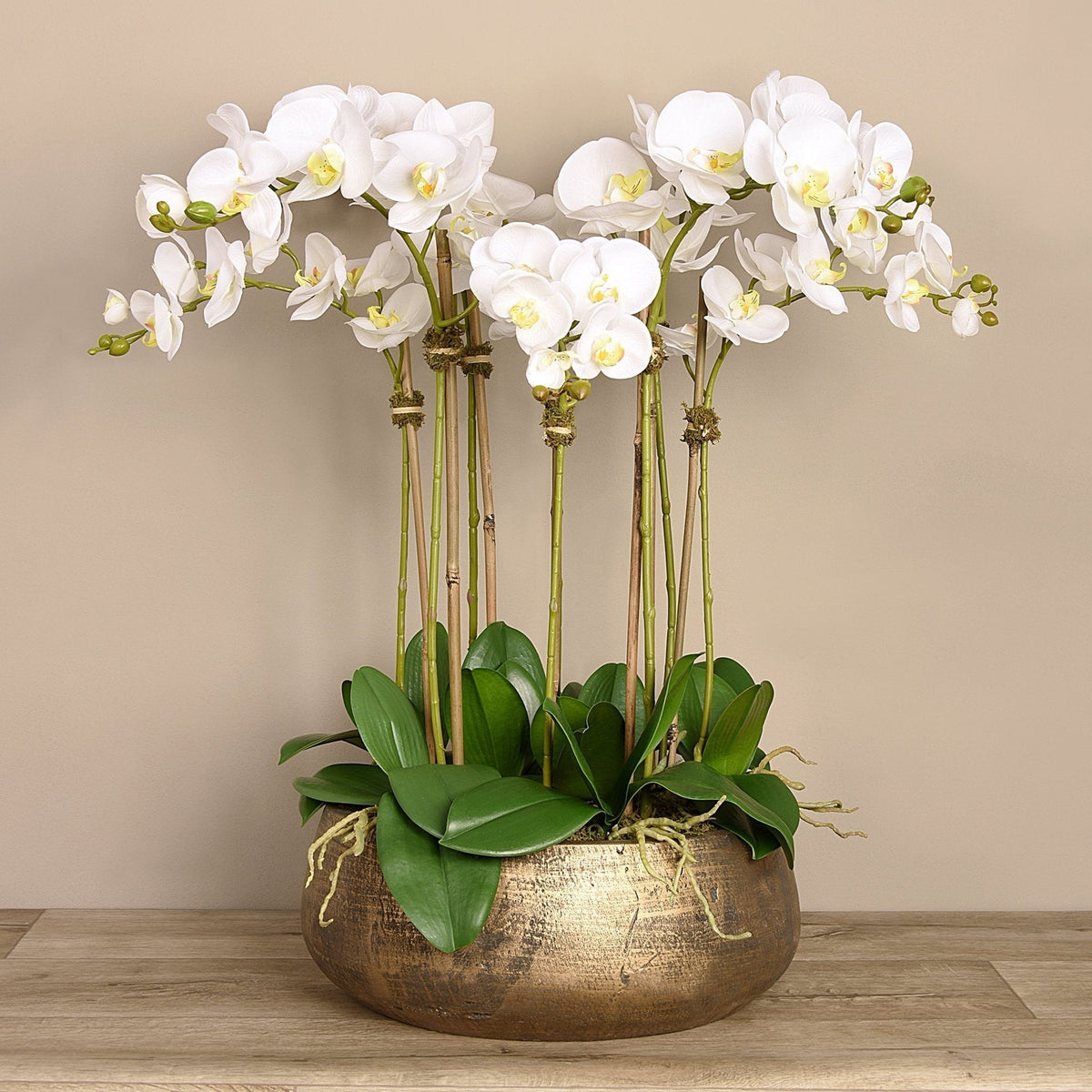 Composizione di orchidea bianca artificiale in vaso color oro opaco