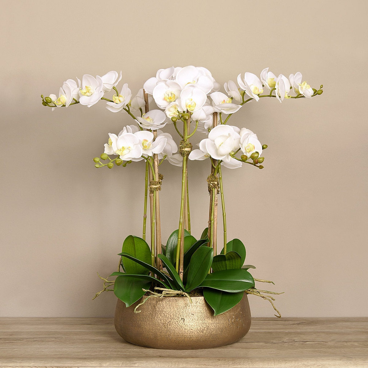 Composizione di orchidea bianca artificiale in vaso color oro opaco