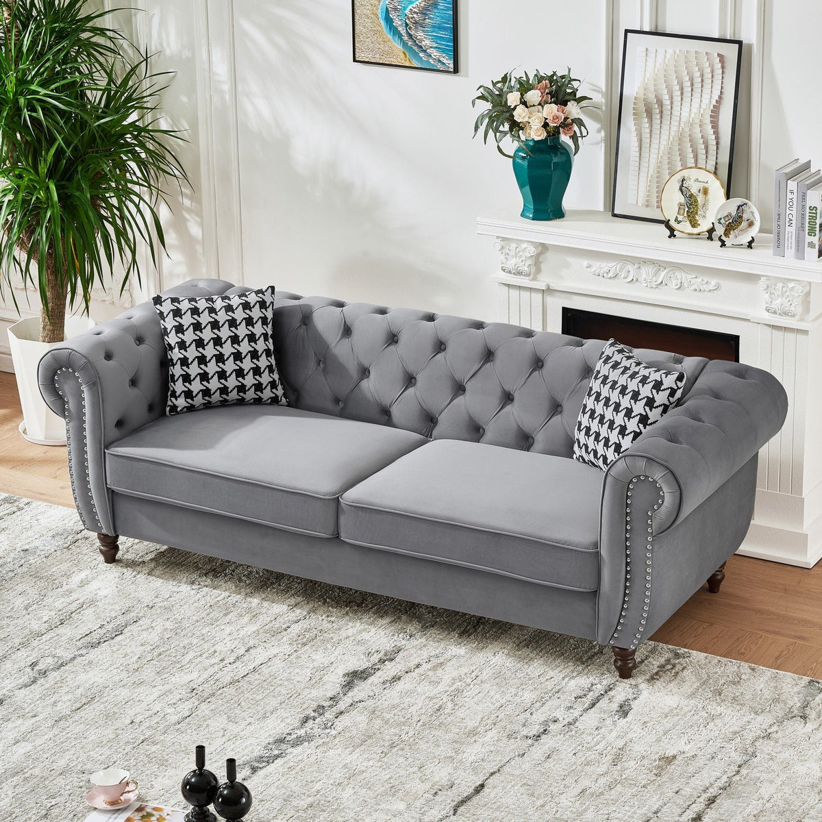 Canapé en tissu style Chesterfield avec accoudoirs enroulés et clous de tapissier