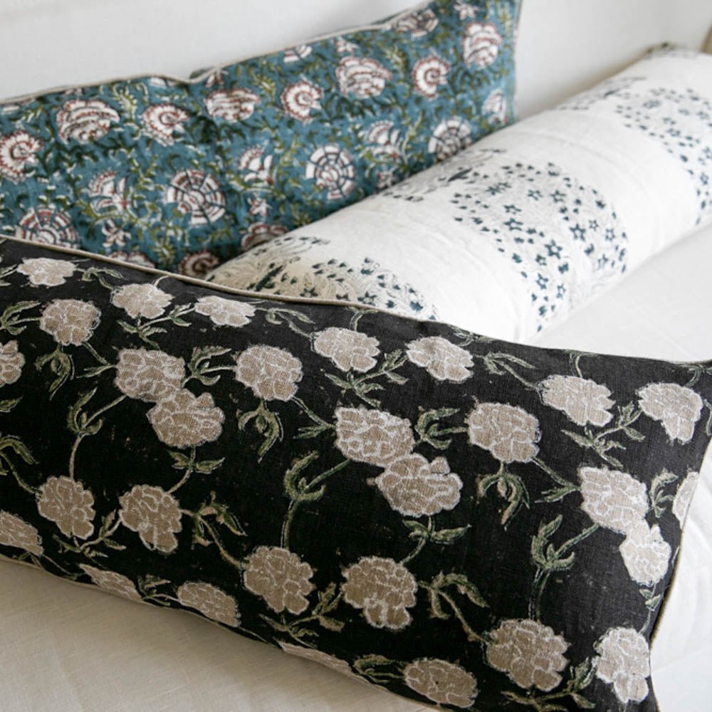 Housse de coussin décoratif en lin à motifs floraux Maria, Noir