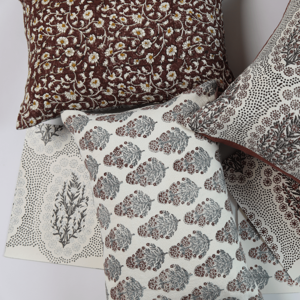Housse de coussin décoratif en lin à motif floral Inaya, rubis sur blanc