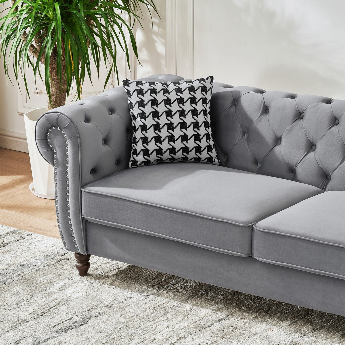 Canapé en tissu style Chesterfield avec accoudoirs enroulés et clous de tapissier