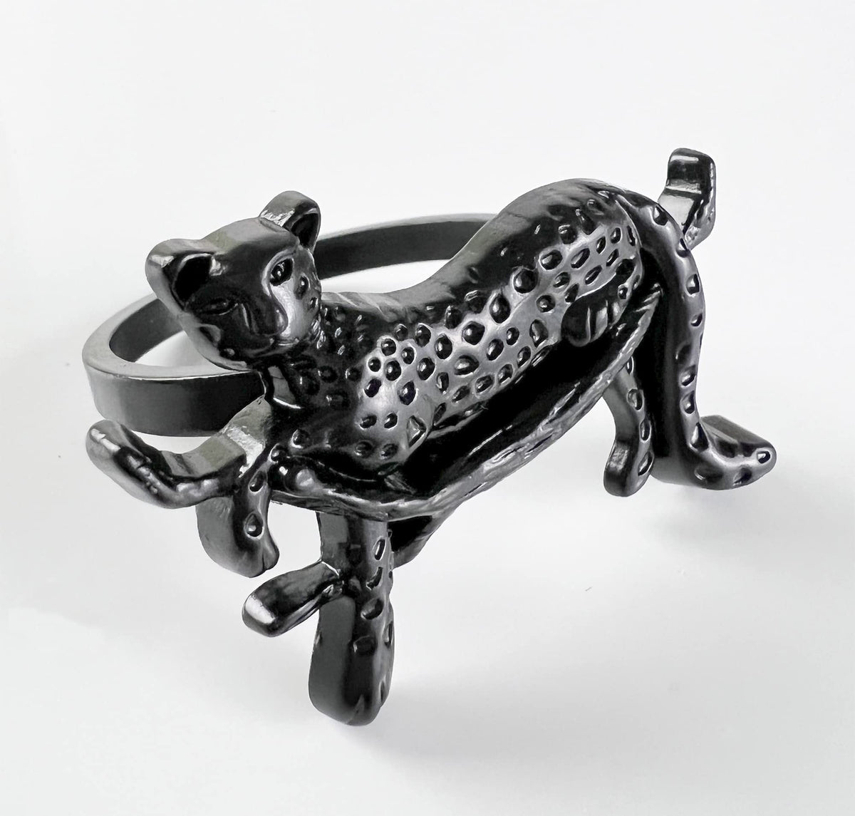 Fennco Styles Leopard Metal Napkin Rings, Set of 4 – Bronze Animal Napkin Holders for Home Décor, Dining Table, Family Gathering, Themed Party, Banquet and Special Occasion