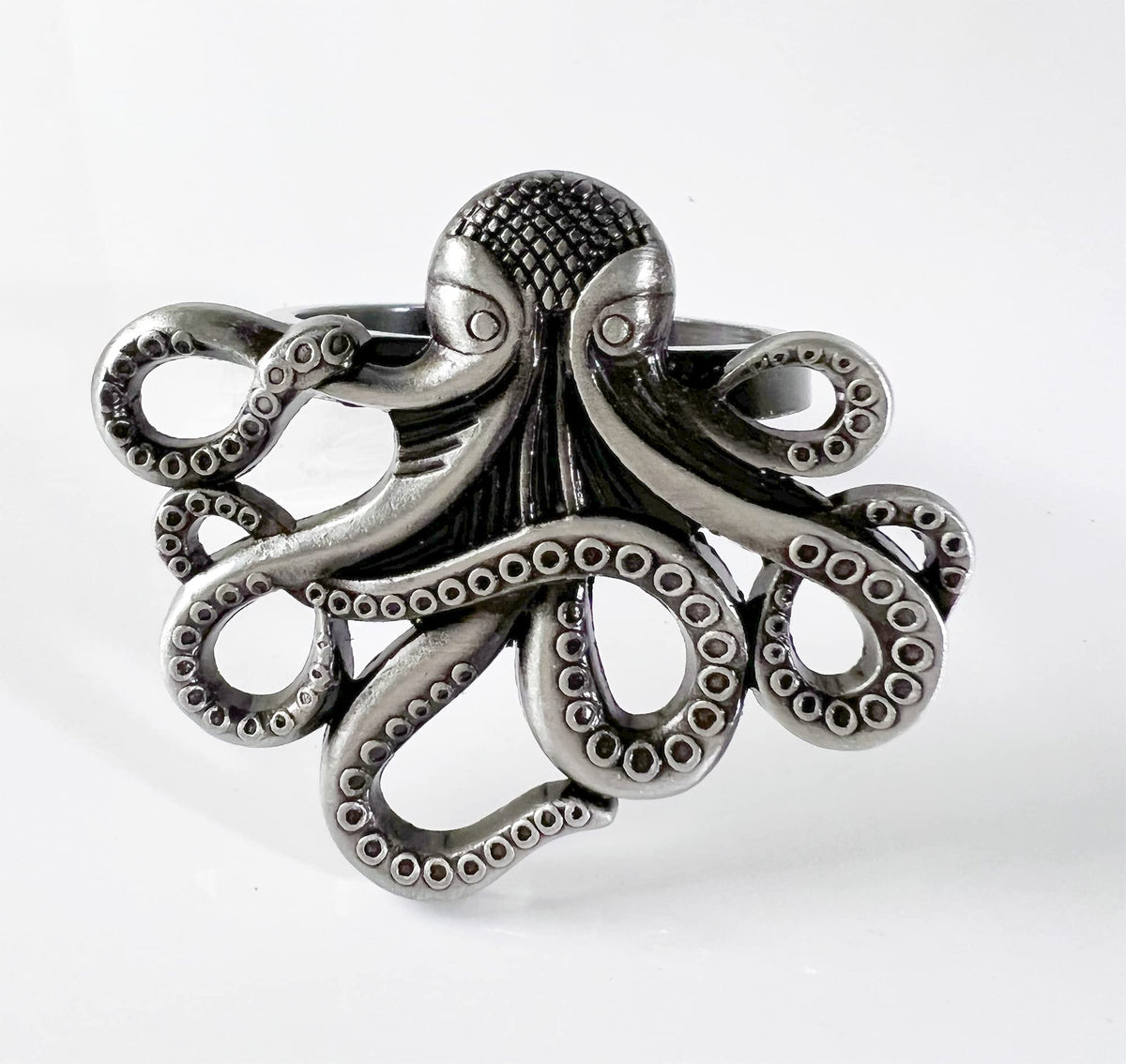 Fennco Styles Coastal Octopus Metal Napkin Rings, Set of 4 - Gold Nautical Napkin Holders for Home Décor, Dining Table, Banquets, Family Gathering and Special Occasions