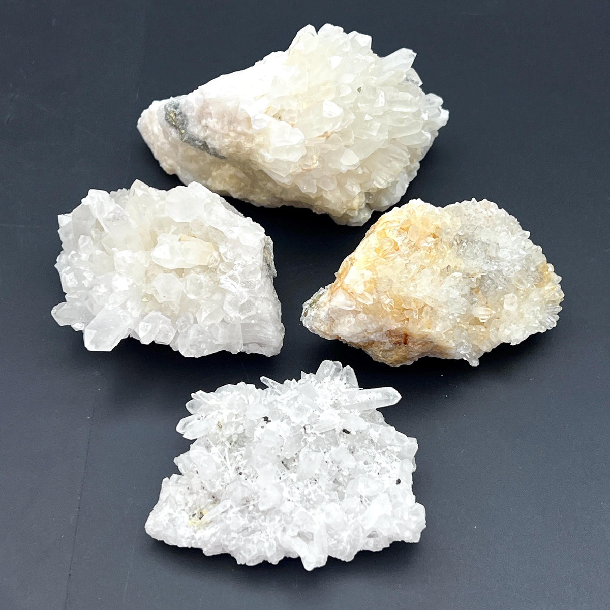 Amas de quartz cristal brut sur gangue rocheuse