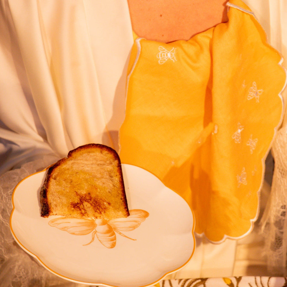 Assiettes à entrées en céramique festonnées Bumble Homecoming – Ensemble de 4 (+1 assiette bonus)