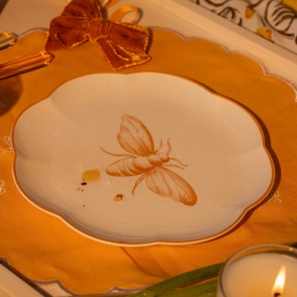 Assiettes à entrées en céramique festonnées Bumble Homecoming – Ensemble de 4 (+1 assiette bonus)