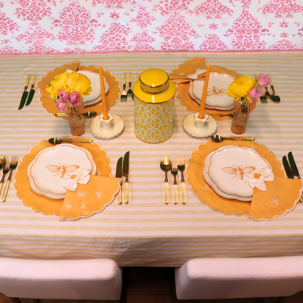 Assiettes à entrées en céramique festonnées Bumble Homecoming – Ensemble de 4 (+1 assiette bonus)