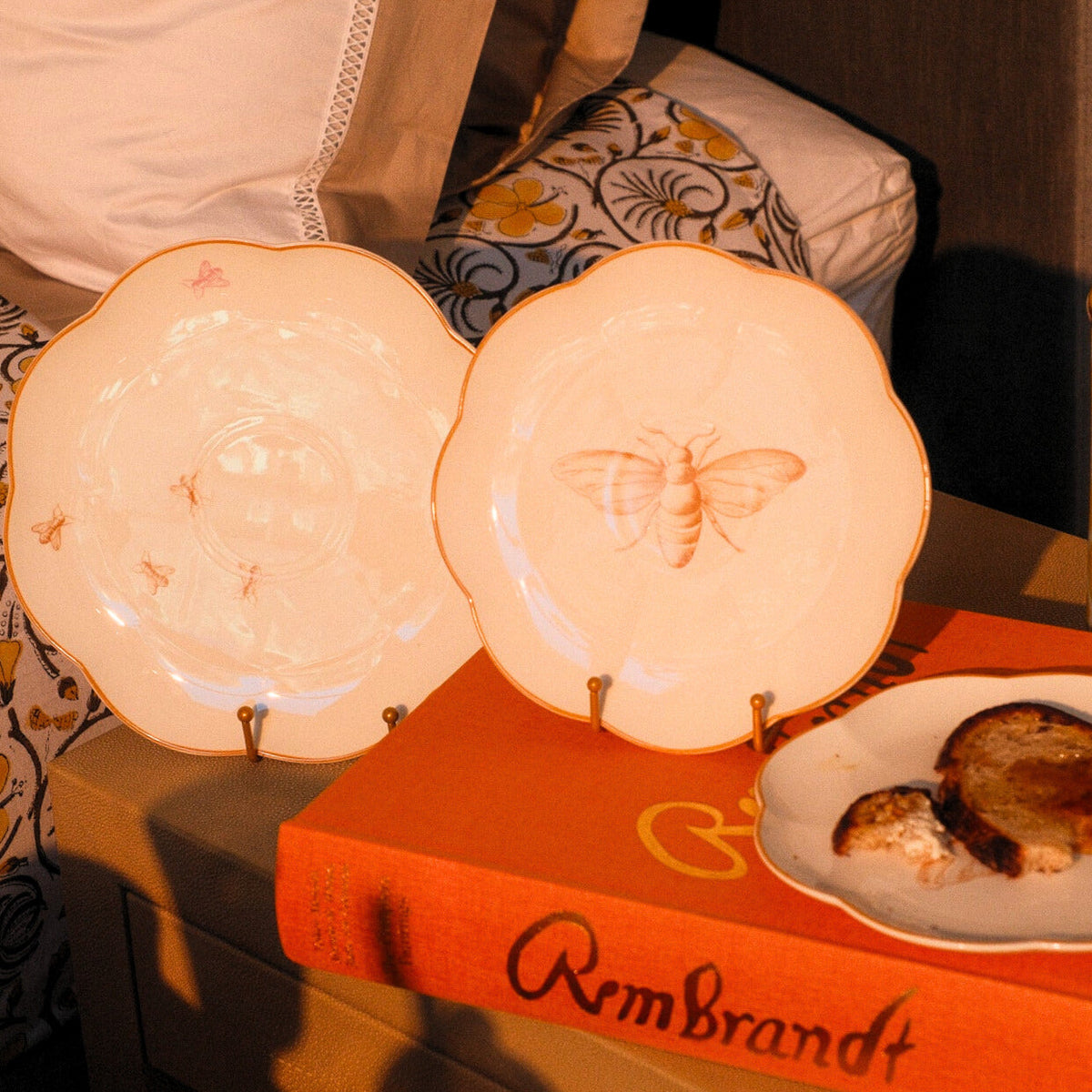 Assiettes à dîner en céramique à bords festonnés Bumble Voyage – Caisse de 12 (+3 assiettes en prime)