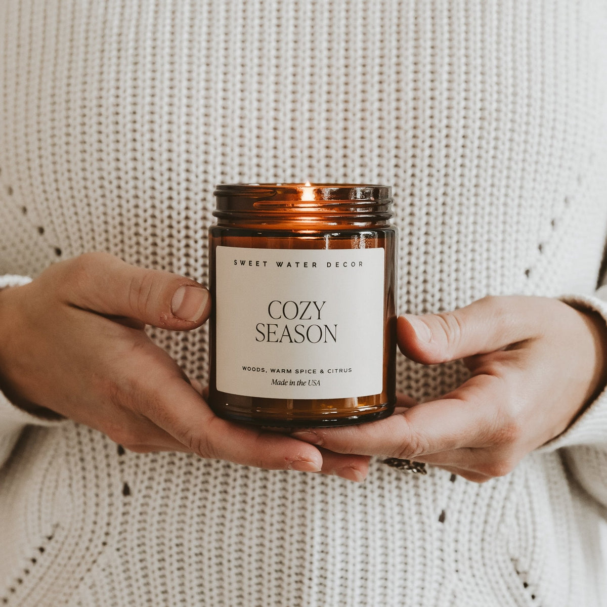 Candela di soia Cozy Season - Barattolo ambrato - 9 oz