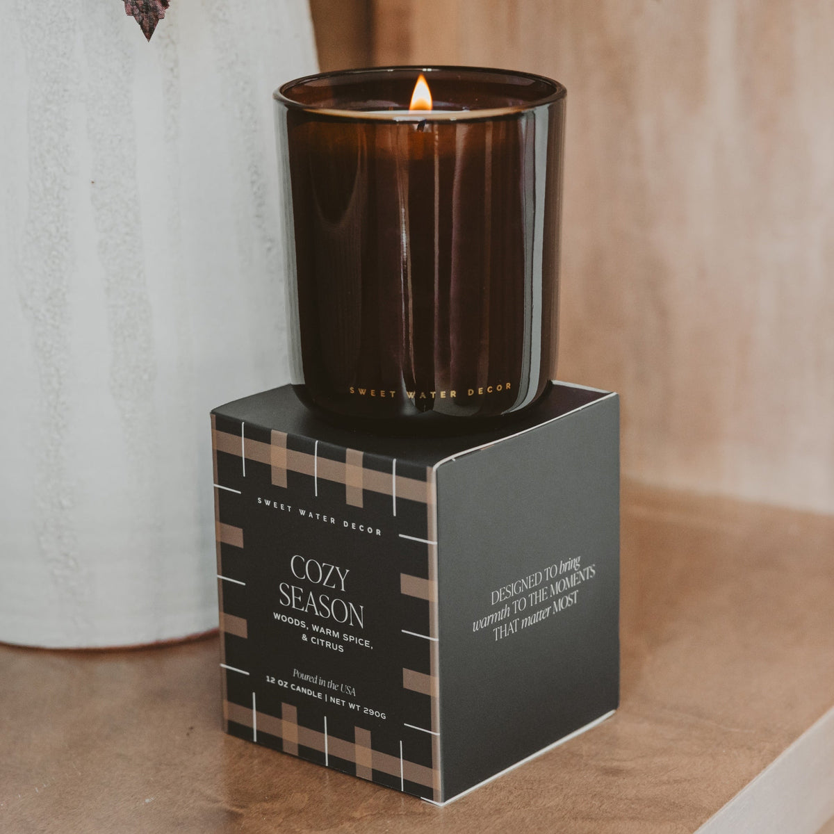 Bougie au soja Cozy Season - Pot en verre ambré dans une boîte - 340 g