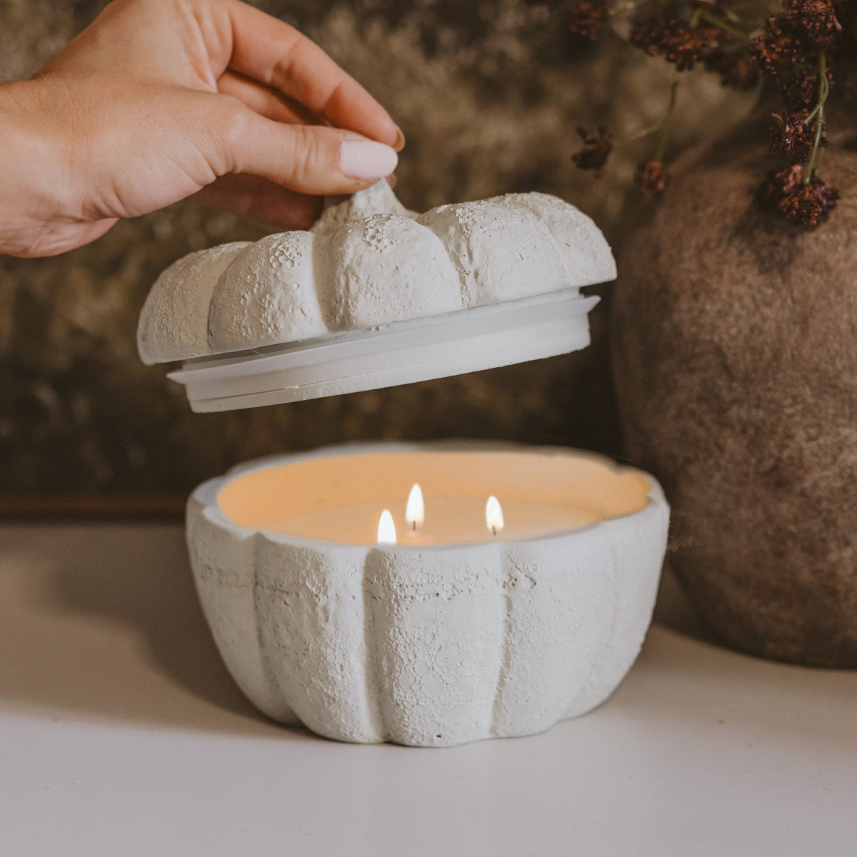 Bougie en cire de soja Cachemire et Vanille - Pot en ciment en forme de citrouille - 383 g