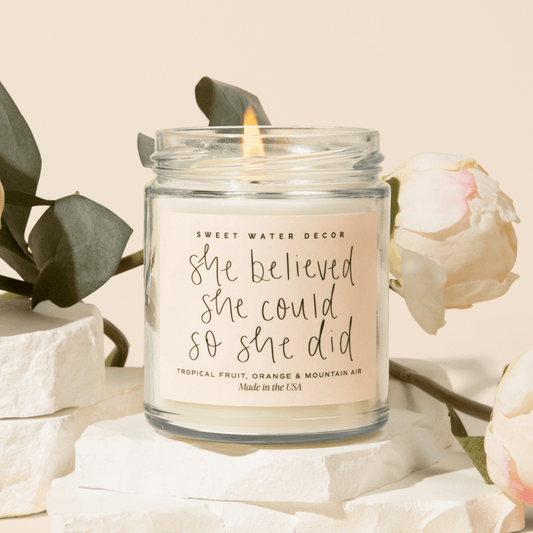 Bougie parfumée en cire de soja « She Believed She Could So She Did » - Pot transparent - 9 oz (Air des îles)