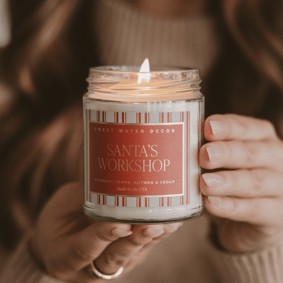 Candela di soia "Santa's Workshop" - Barattolo trasparente da 9 oz (Merry and Bright)