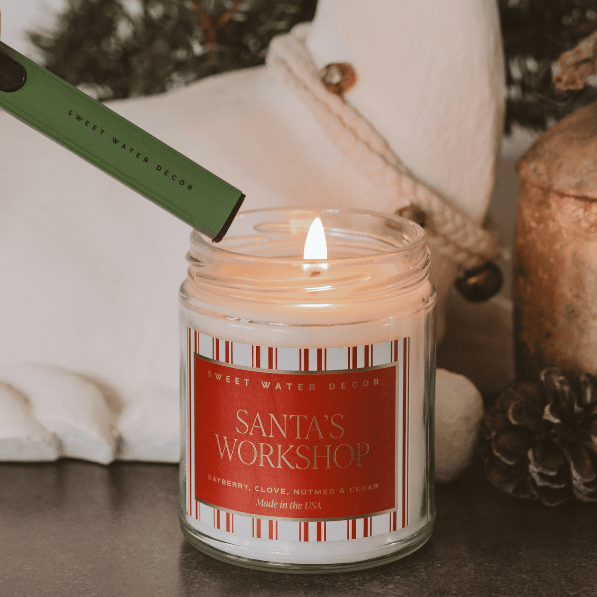 Candela di soia "Santa's Workshop" - Barattolo trasparente da 9 oz (Merry and Bright)