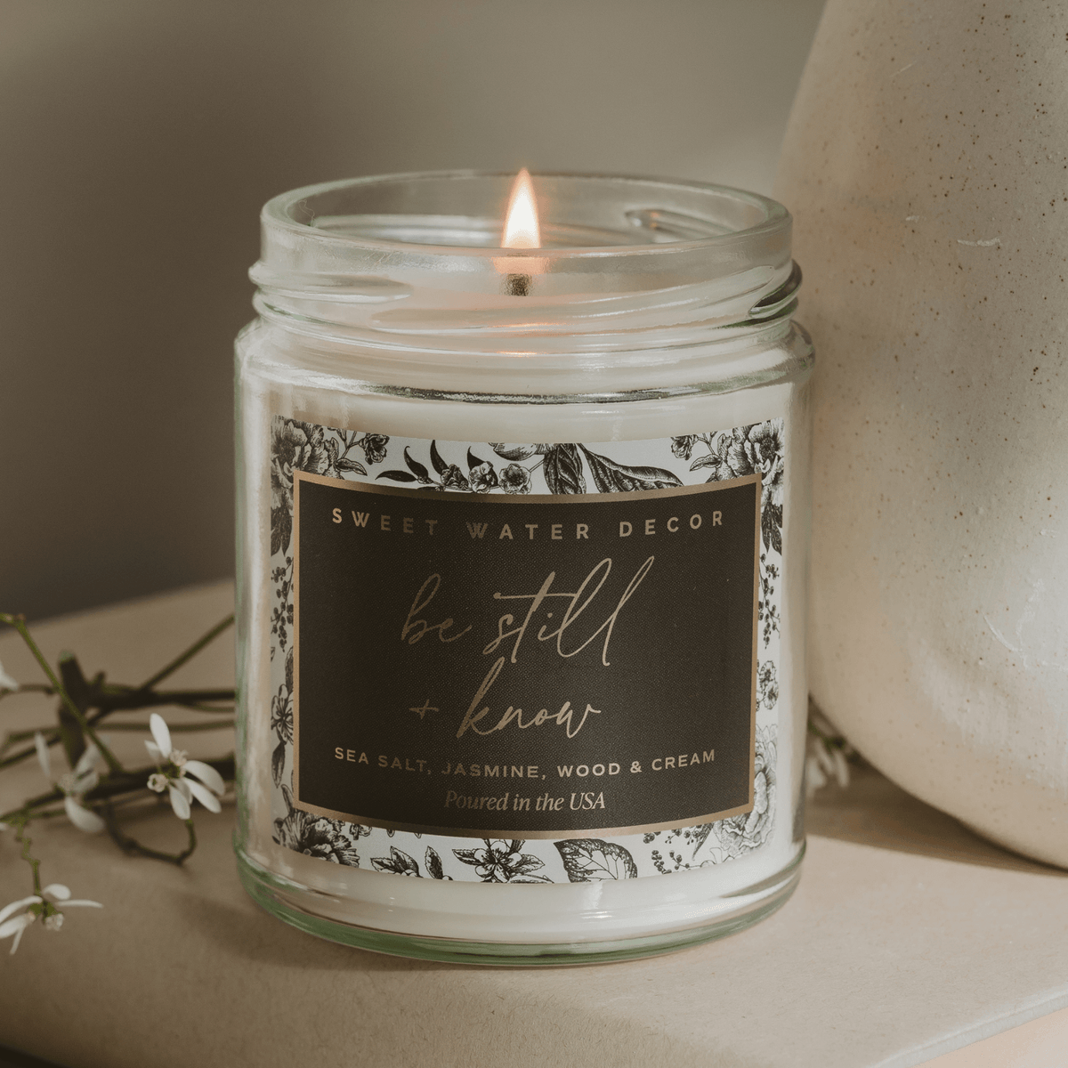 Bougie à la cire de soja « Be Still and Know » - Pot à motifs transparent - 9 oz