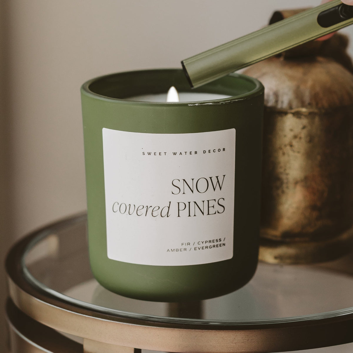 Candela alla soia Snow Covered Pines - Vaso opaco color oliva - 15 once