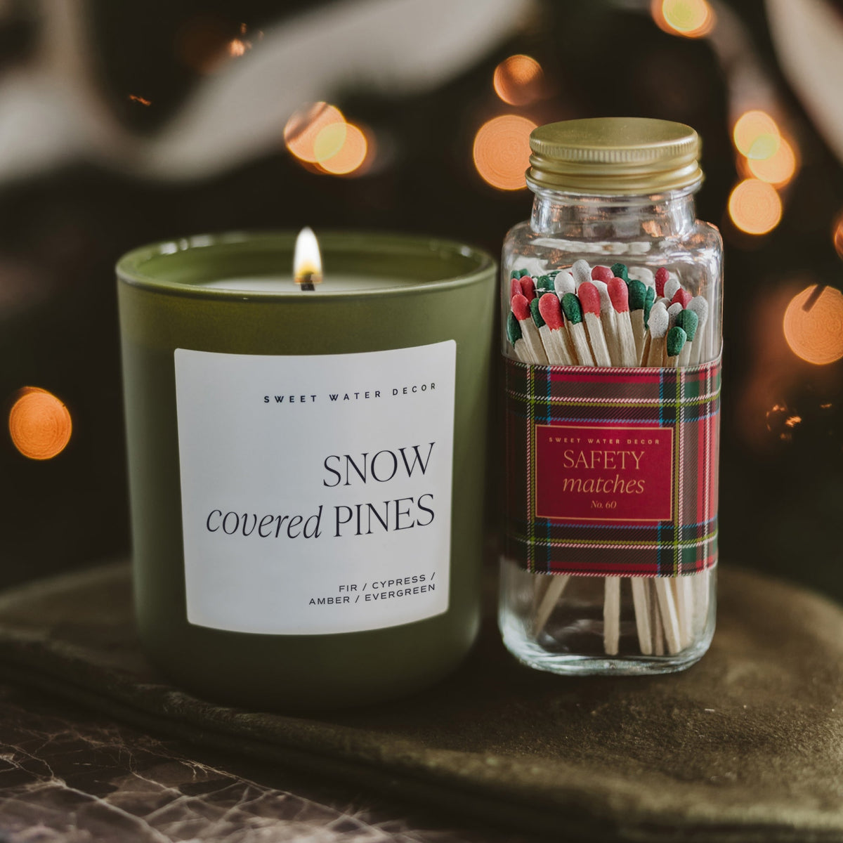 Candela alla soia Snow Covered Pines - Vaso opaco color oliva - 15 once