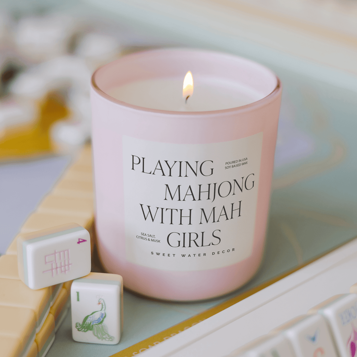 Candela profumata "Playing Mahjong with Mah Girls" - Barattolo opaco rosa - 15 oz (Sale e mare)