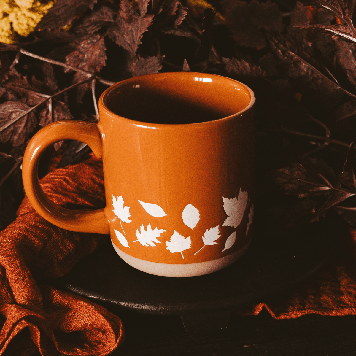 Tazza da caffè in gres arancione da 14 oz con foglie autunnali