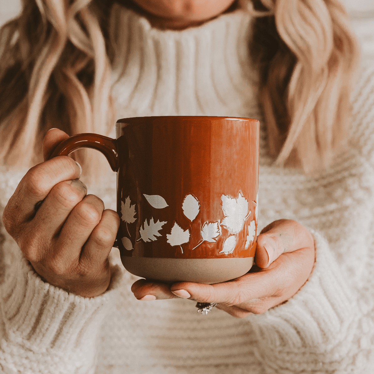 Tazza da caffè in gres arancione da 14 oz con foglie autunnali