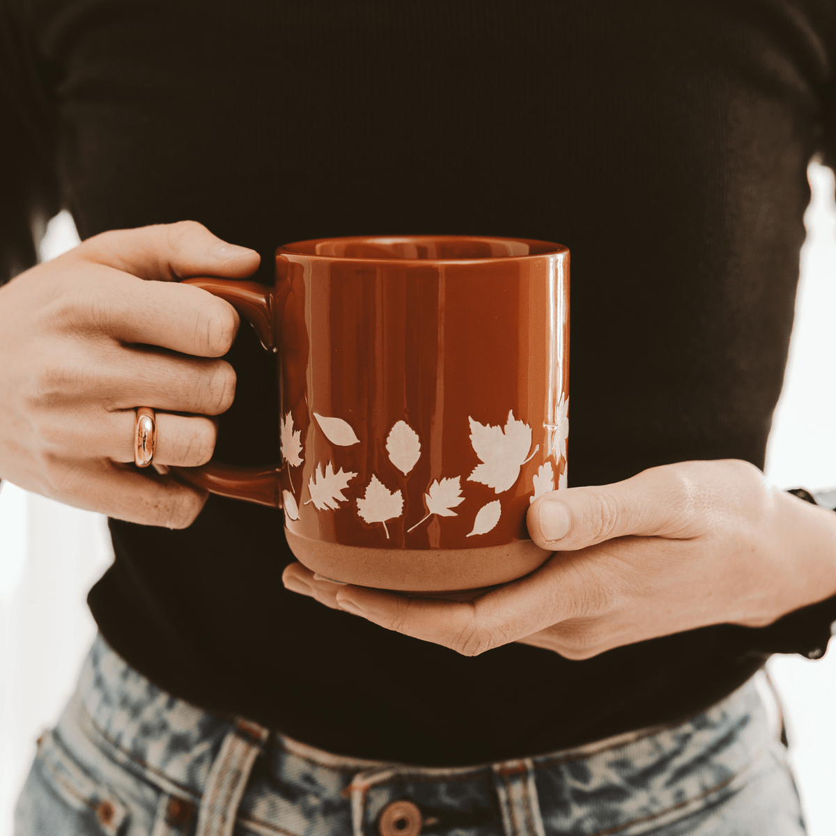 Tazza da caffè in gres arancione da 14 oz con foglie autunnali