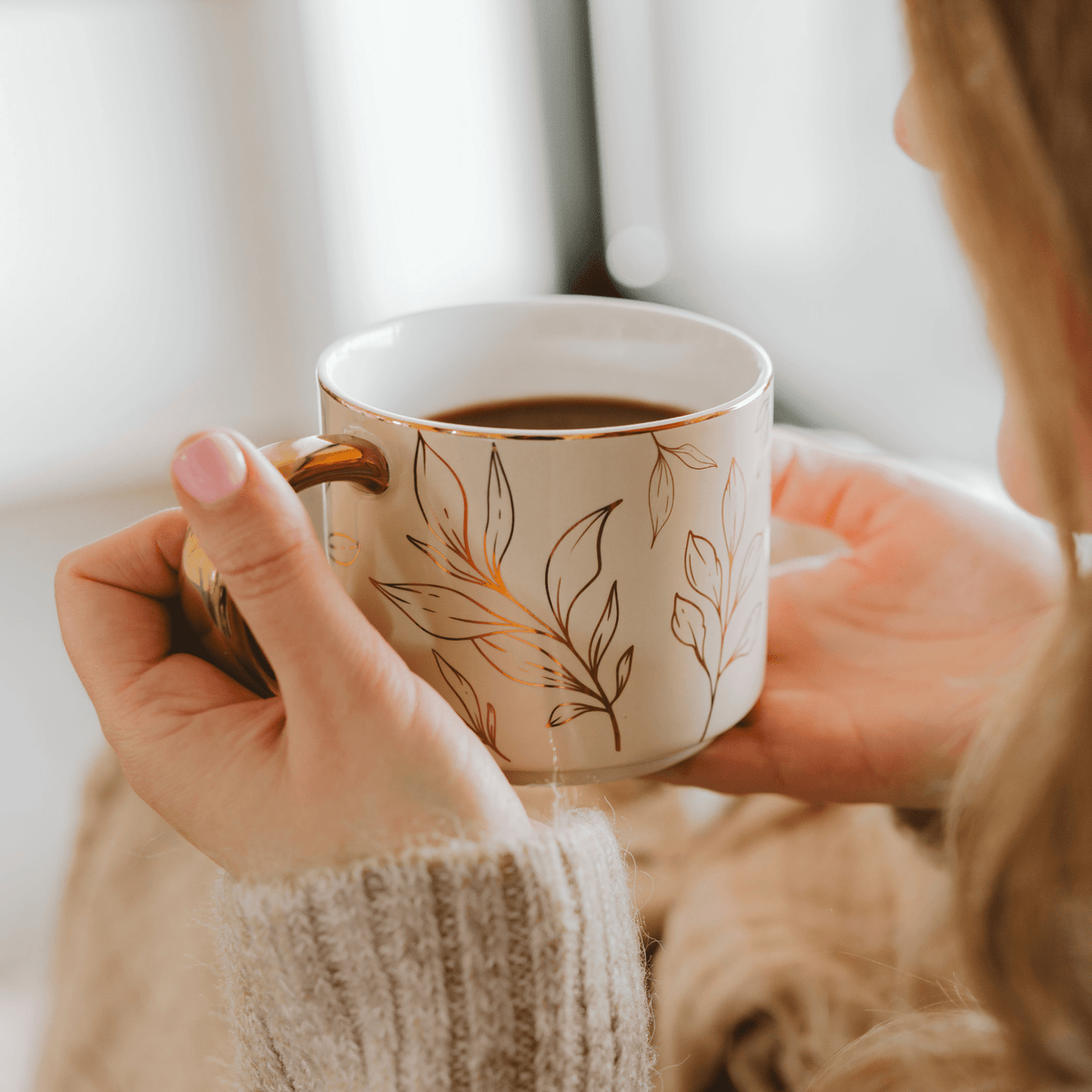 Tazza da caffè da 14 oz con manico dorato e foglie d'oro