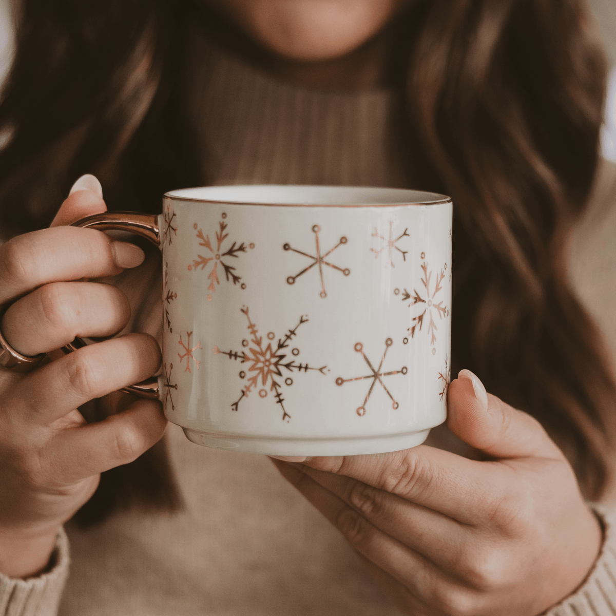 Mug à café de 14 oz avec anse dorée et flocons de neige dorés