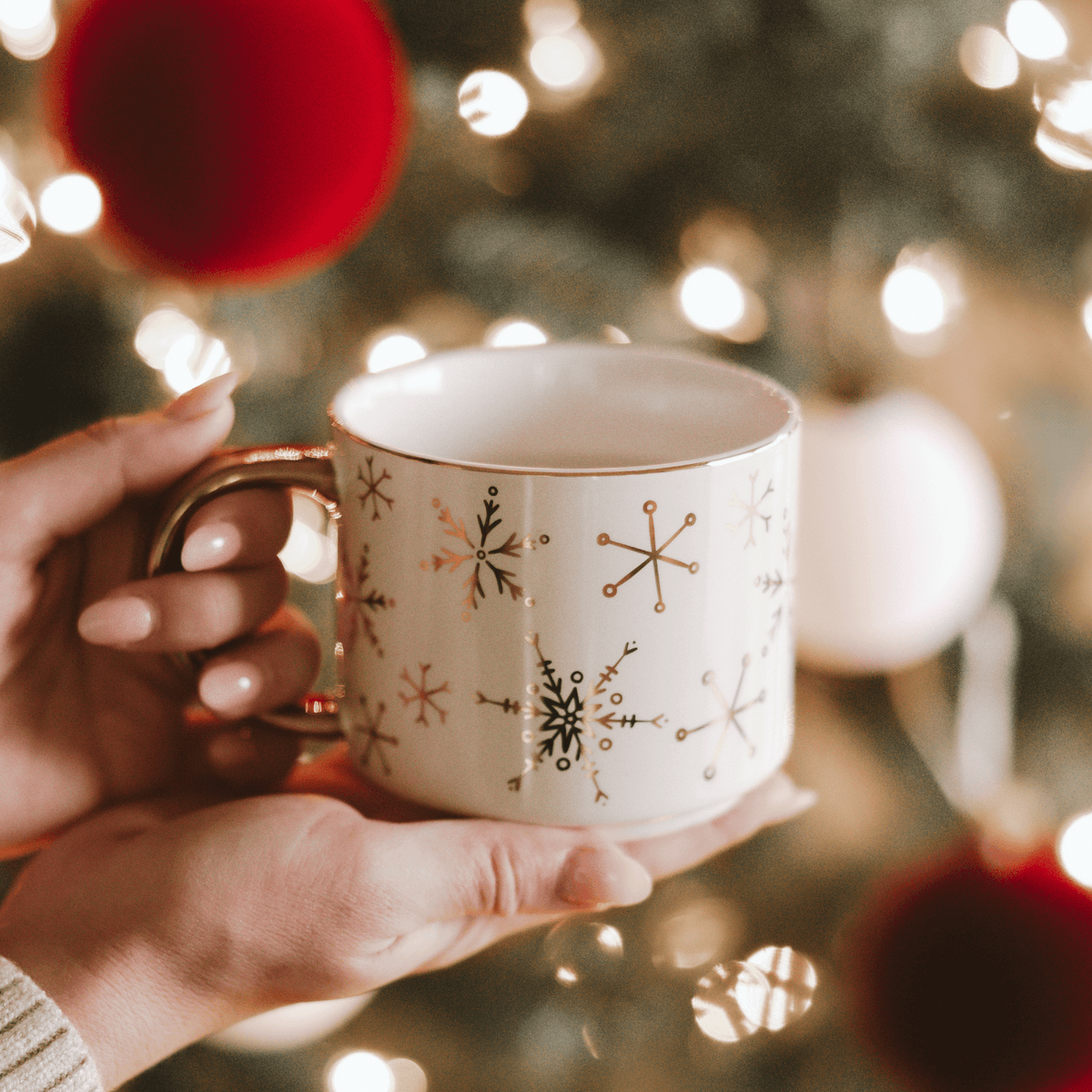 Mug à café de 14 oz avec anse dorée et flocons de neige dorés