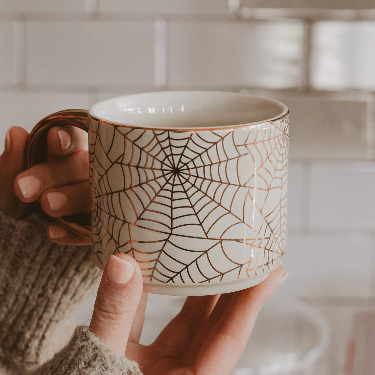 Mug à café de 14 oz avec anse dorée motif toiles d'araignée