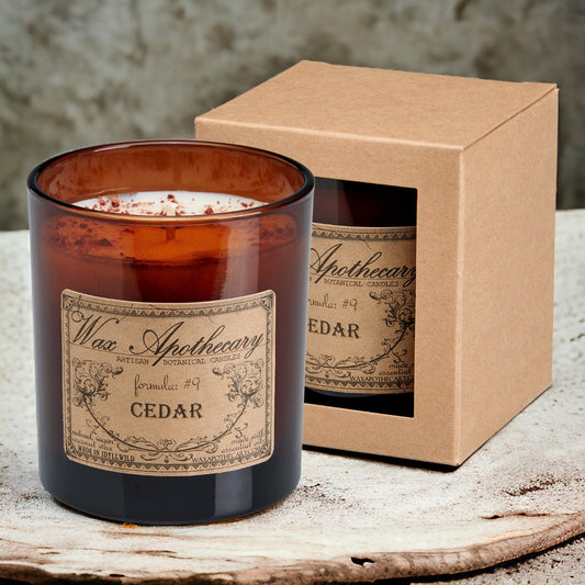 Candela artigianale in vetro ambrato al cedro da 9 oz