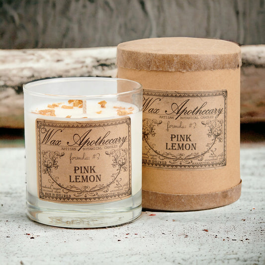 Candela botanica Pink Lemon da 7 once in bicchiere da whisky
