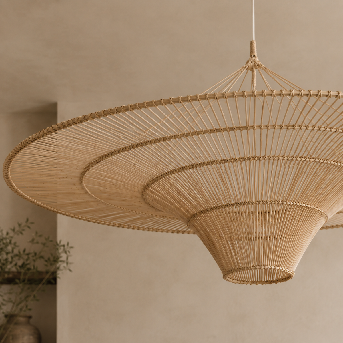Paralume a sospensione Sabrina in rattan intrecciato a mano oversize da 40"