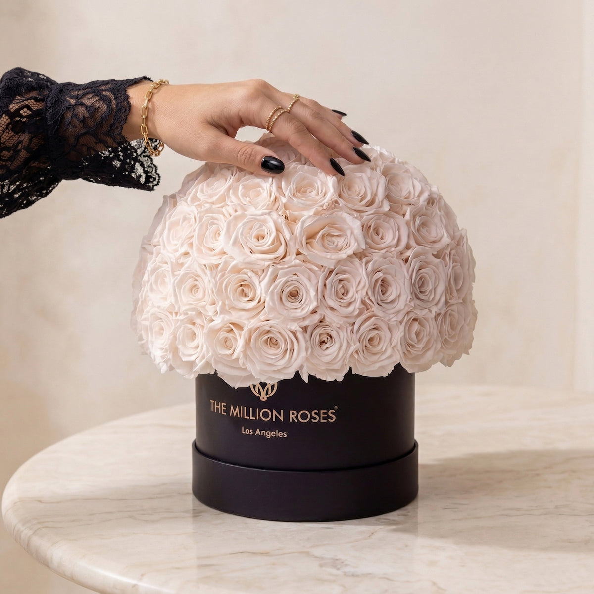 Boîte Superdome noire classique | Roses blanches
