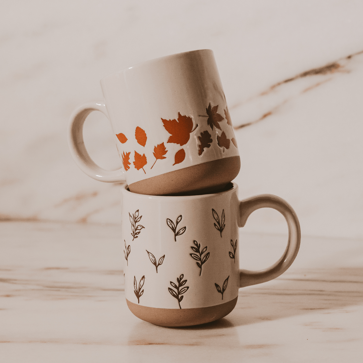 Tazza da caffè in gres color crema, 14 oz (414 ml), motivo foglie arancioni