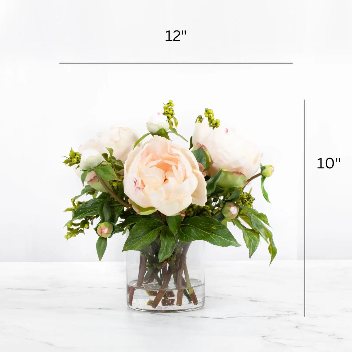 Composition de pivoines artificielles dans un vase en verre