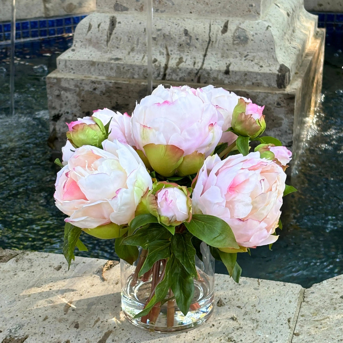 Composition florale de pivoines artificielles dans un vase - 25 cm