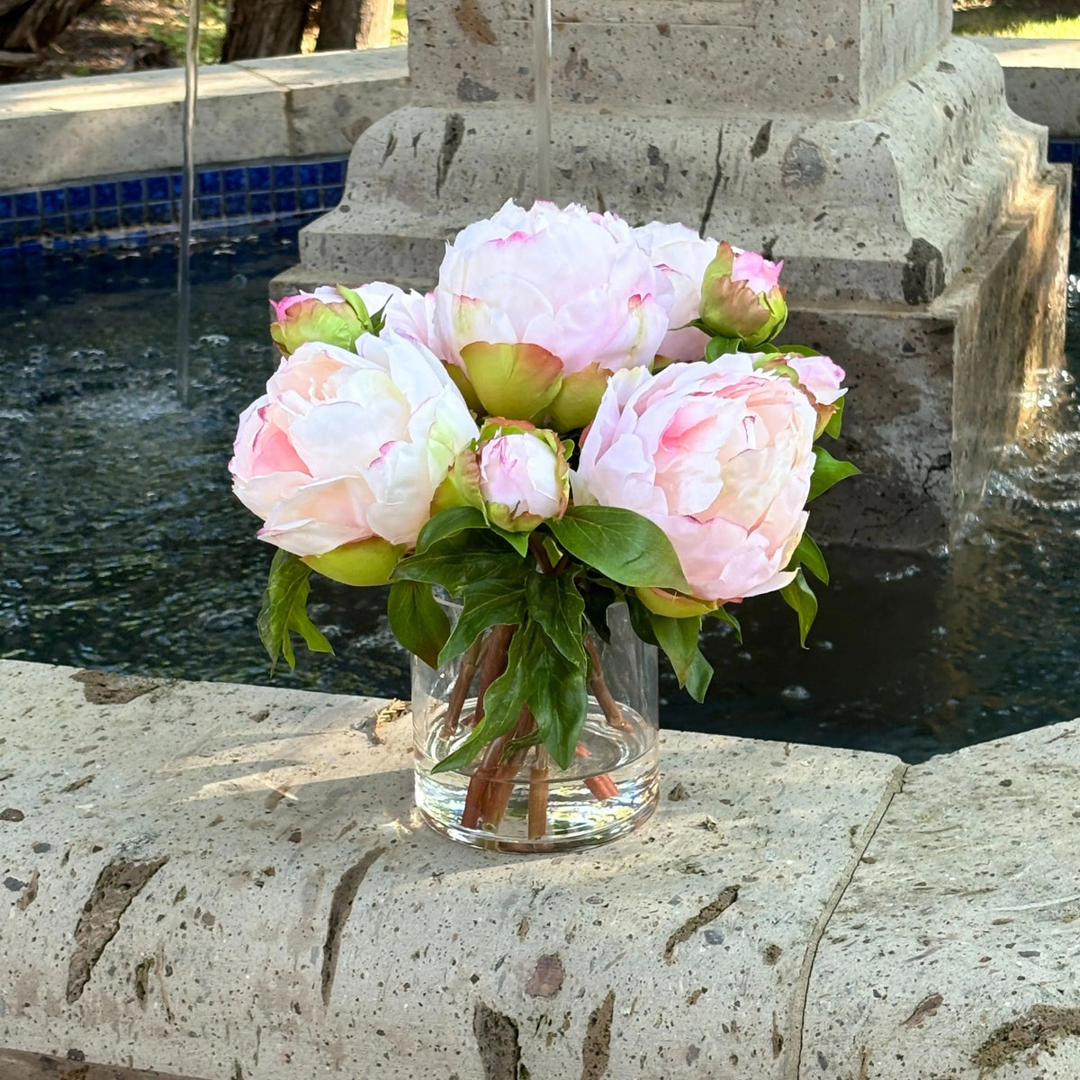 Composition florale de pivoines artificielles dans un vase - 25 cm