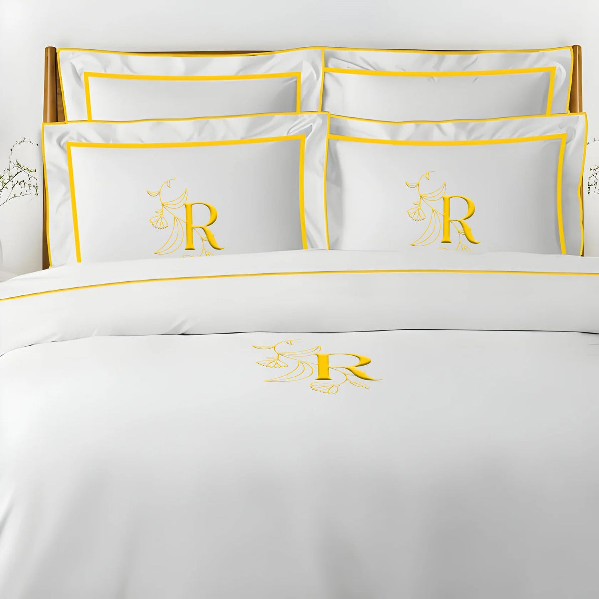 Set copripiumino in raso di cotone tinta unita con ricamo monogramma e bordo