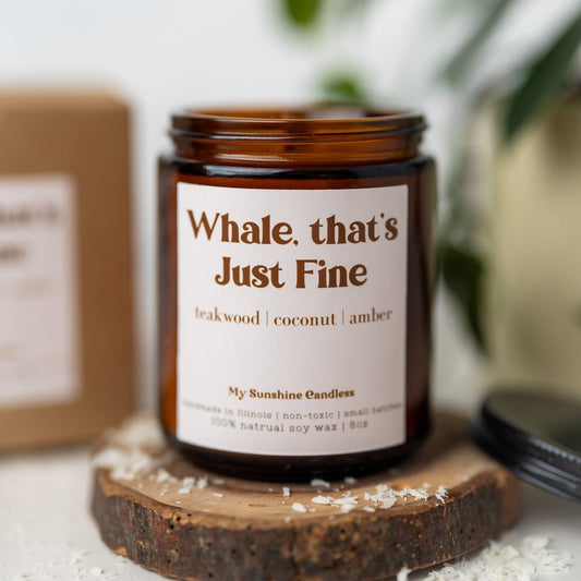 Bougie « Whale That’s Just Fine » – Bougie au soja en pot ambré de 225 g – Cadeau humoristique sur le thème de l'océan – Jolie bougie côtière
