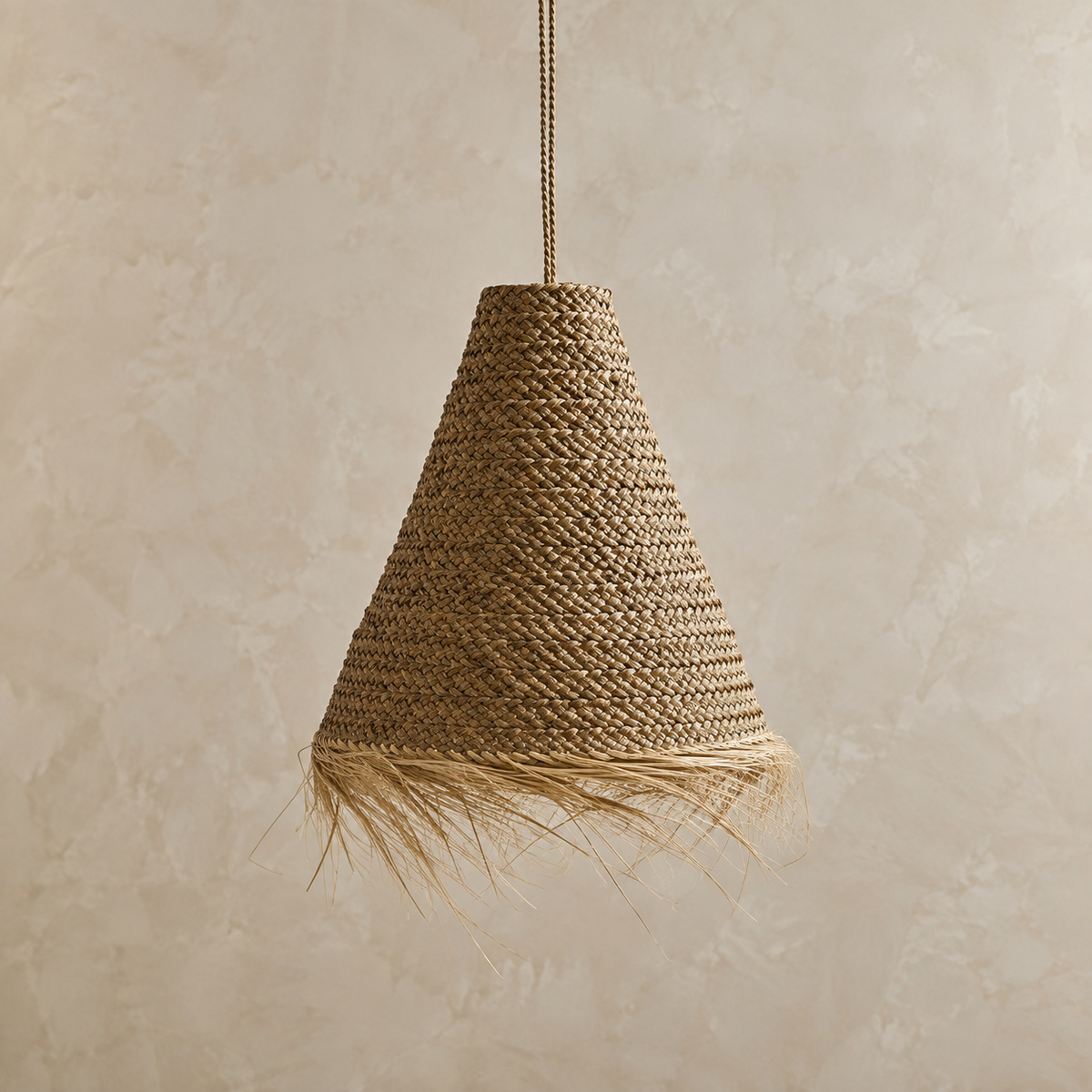 Paralume a sospensione Sahara intrecciato a mano con frange | Paralume da soffitto in fibra naturale fatto a mano a Bali