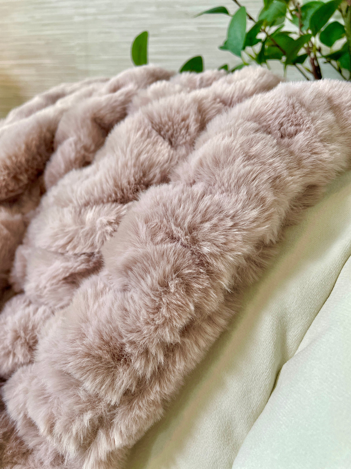 Couverture en fausse fourrure rose blush - Grande : 60 po x 72 po