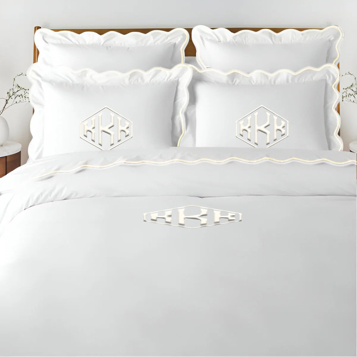 Parure de lit unie en satin de coton 400 fils avec broderie festonnée et monogramme