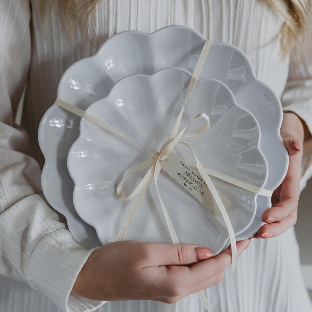 Ensemble de plateaux de service festonnés blancs
