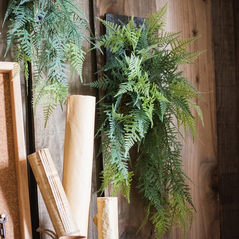 Decorazione da appendere su tavoletta di legno con finto asparago setaceus artificiale