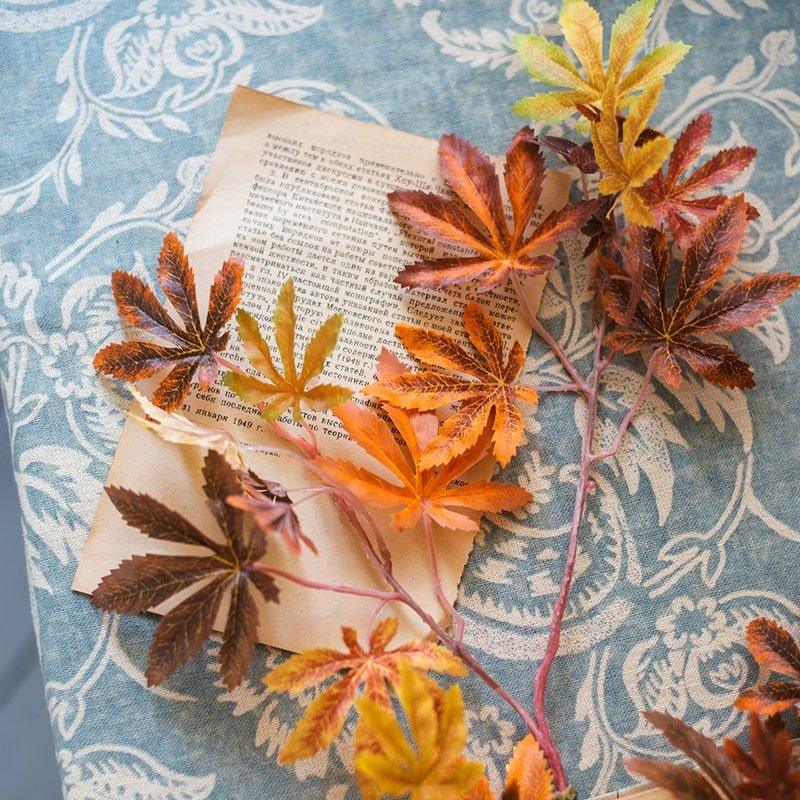 Tige de feuille d'érable artificielle aux couleurs d'automne