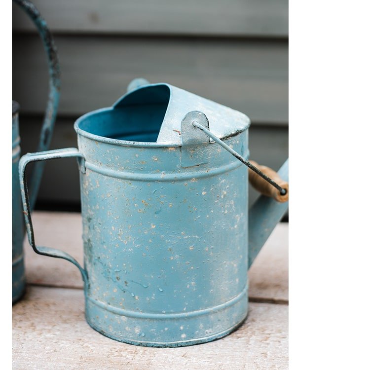 Arrosoir rustique en métal bleu